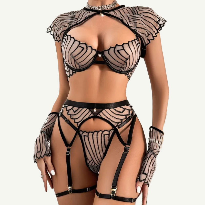 Garter Belt Set - ชุดชั้นในสตรีสีดำ ลายปักเรขาคณิต ประกอบด้วยเสื้อชั้นในและกางเกงชั้นใน พร้อมผ้าคลุมไหล่เนื้อนุ่ม เข็มขัดรัดขา และสายรัดขาปรับได้